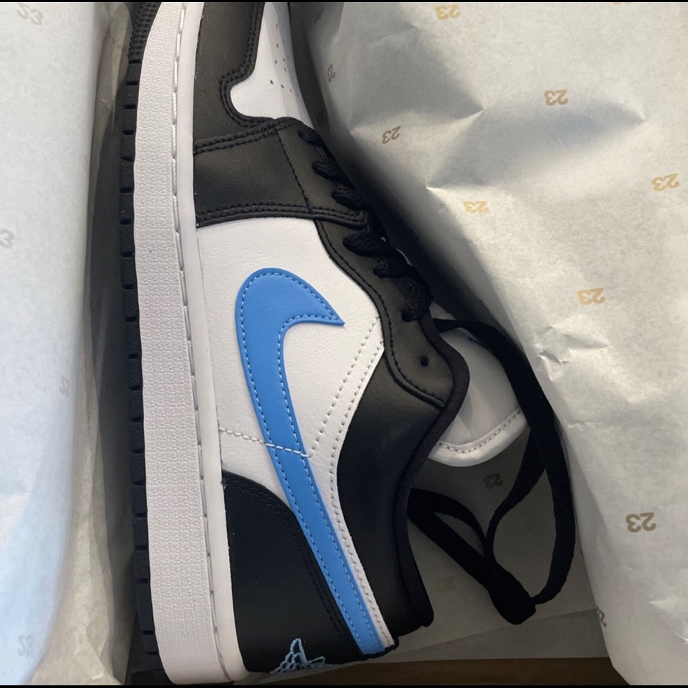 Womens Air Jordan 1 Low 8.5 University Blue